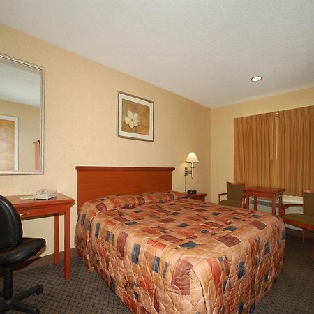 Econo Lodge Inn & Suites Downtown Rensselaer Room photo