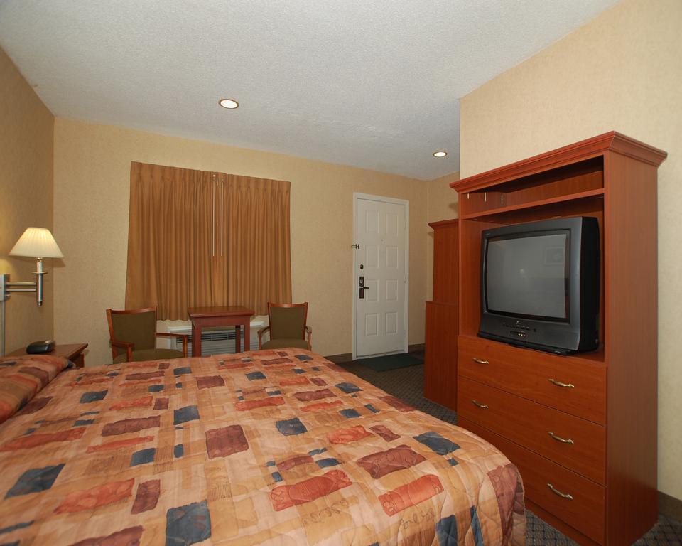 Econo Lodge Inn & Suites Downtown Rensselaer Room photo