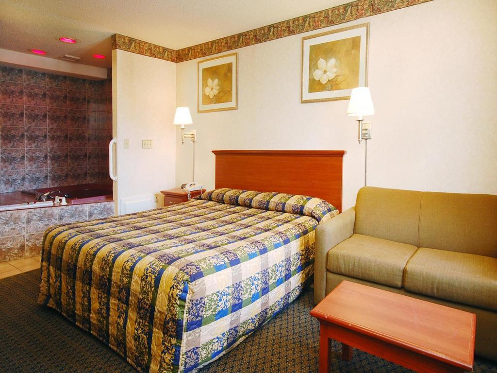 Econo Lodge Inn & Suites Downtown Rensselaer Room photo