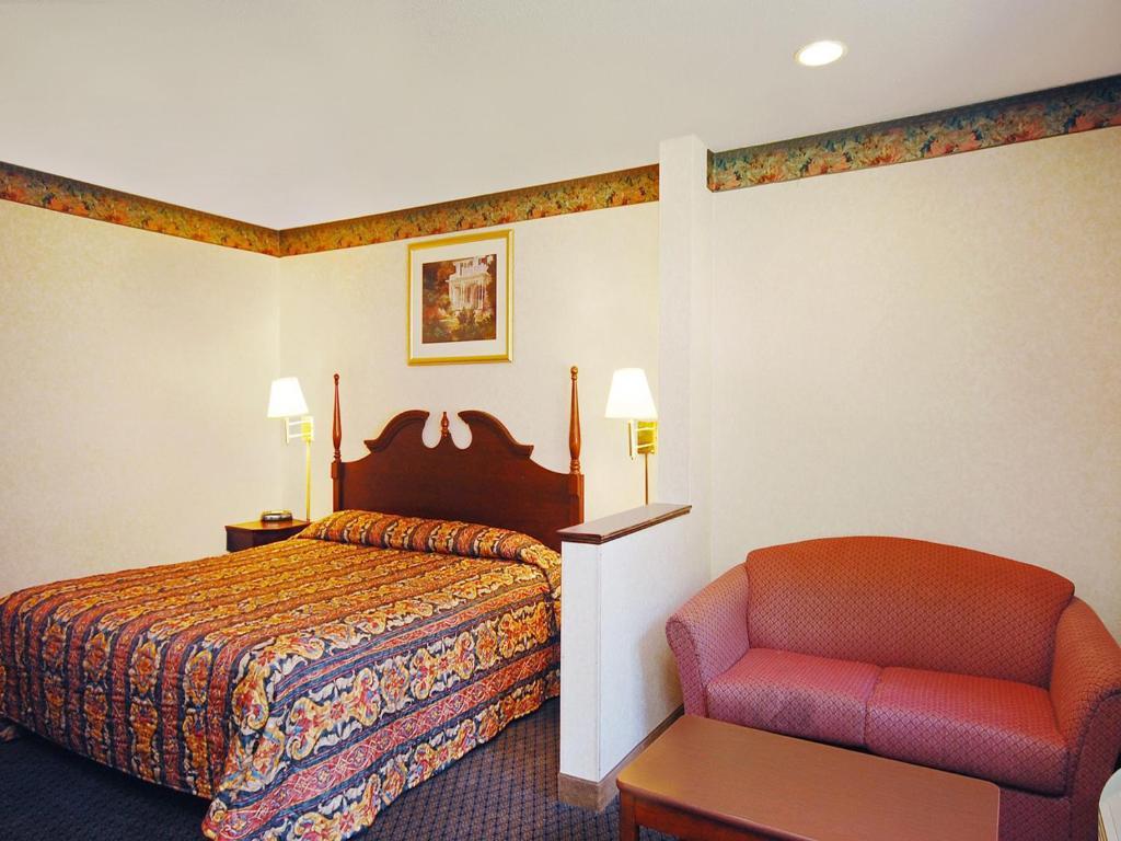 Econo Lodge Inn & Suites Downtown Rensselaer Room photo